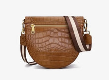 Charger l'image dans la galerie, Sac à main en cuir grain crocodile pour femme - épaule
