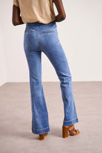 将图片加载到图库查看器,Oraije Flared Jeans with 6 Buttons Closure