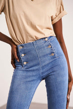 将图片加载到图库查看器,Oraije Flared Jeans with 6 Buttons Closure