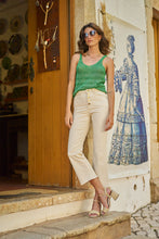 Lade das Bild in den Galerie-Viewer, Oraije Cropped Flare Buttoned Jeans