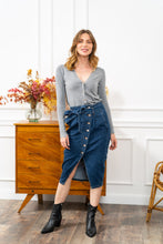 将图片加载到图库查看器，R.Display Belted Denim Midi Skirt
