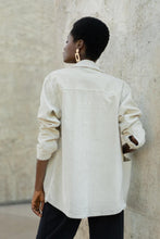 Afbeelding in Gallery-weergave laden, Oraije Ladies Flowy Long Sleeves Beige Jacket Pauline
